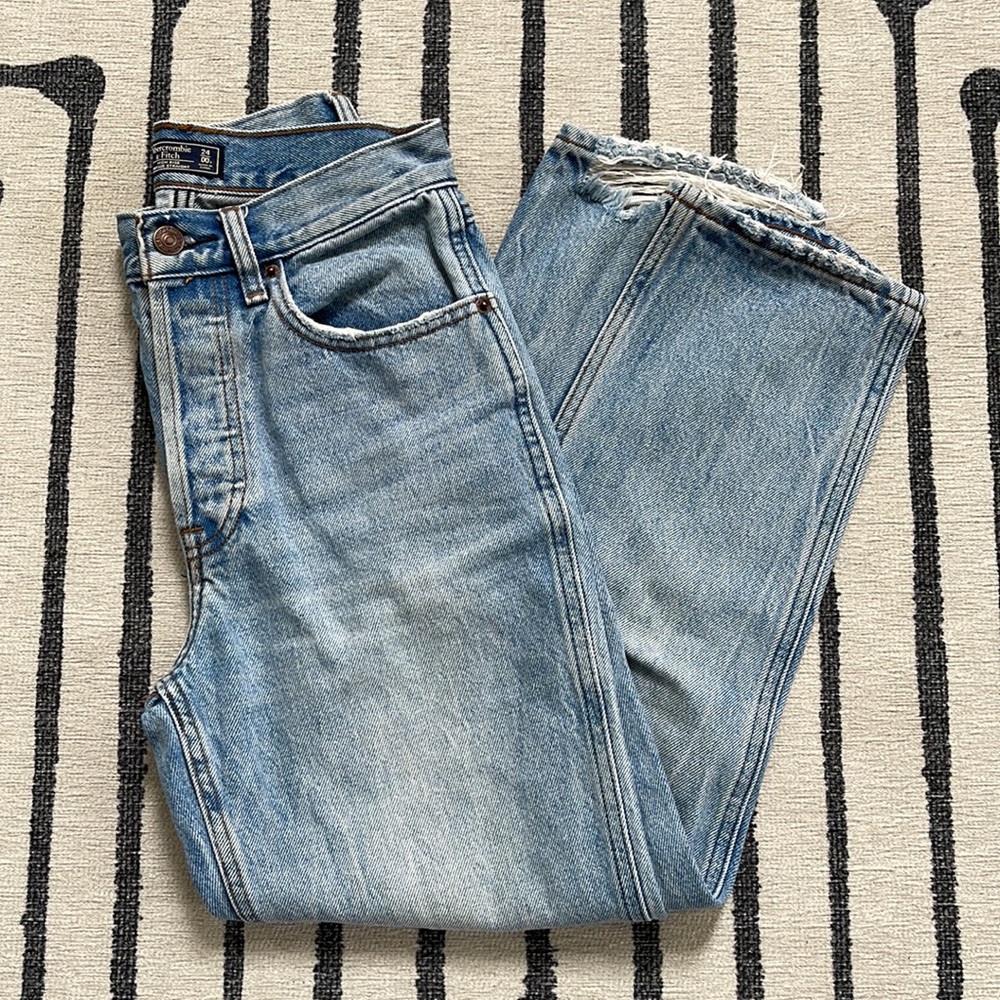 ABERCROMBIE & FITCH | High Rise Vintage Straight Jeans | Size 24 | Lt Blue